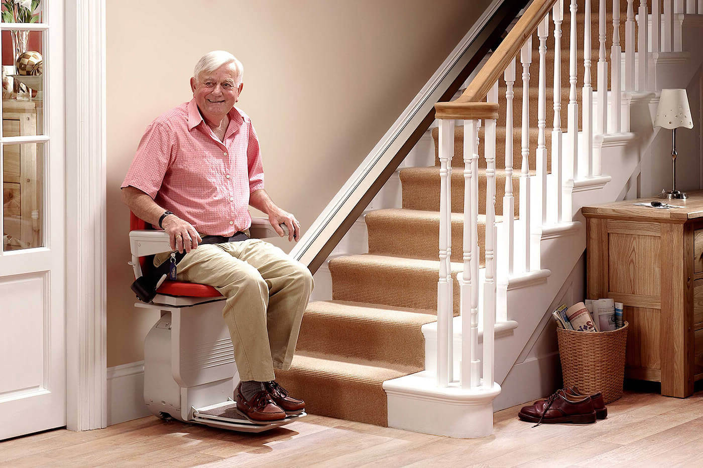 https://vermont.cainsmobility.com/wp-content/uploads/sites/46/2015/09/elderly-gentleman-on-lift.jpg